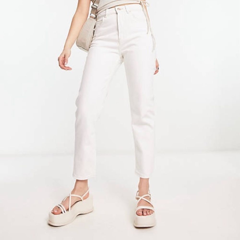 ✨BERSHKA ANKLE LENGTH SLIM MOM SZ 10 JEANS IN WHITE✨